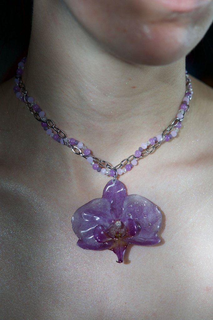 [Collier Phalaenopsis mauve perles argentées] Collier Phalaenopsis mauve perles argentées