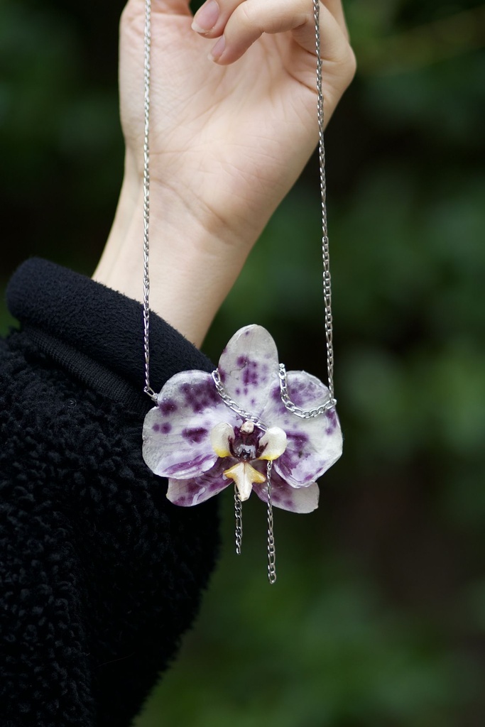 [Collier Phalaenopsis points mauves, chaîne argentée devant] Collier Phalaenopsis points mauves, chaîne argentée devant